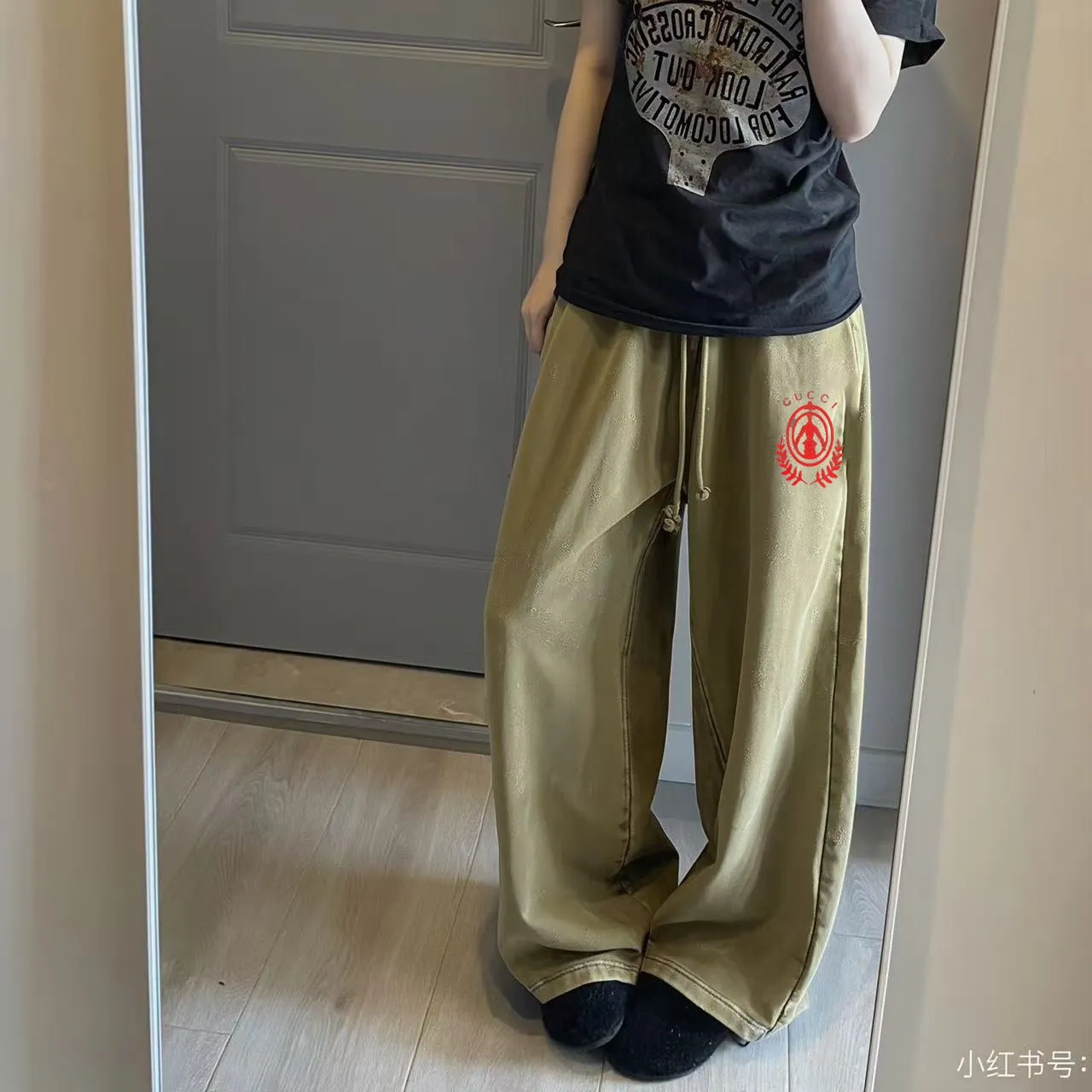 "𝙉𝙚𝙬⚜️Western Queen" 2026 Autumn and Winter New Arrival sweatpants 100% cotton distressed fried snowflakes, flocking print, wide-leg trousers Color: Black Blue green coffee, Sizes: S M L XL XXL Buy now 👉 Buy now 👉 Buy now 👉